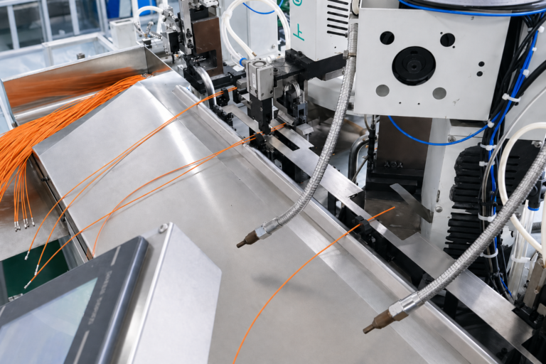 2-2-Automatic double wire crimping contacts
